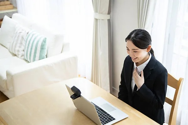表情を明るく見せる、カンタンな方法とは?