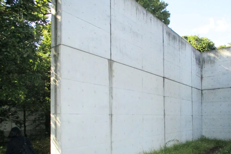 可燃性フィルムの保存庫と博物館の間の壁